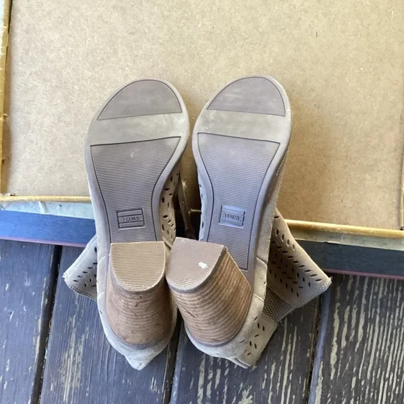 Toms light tan academia heeled open toed shoes, size 9 - Picture 9 of 9